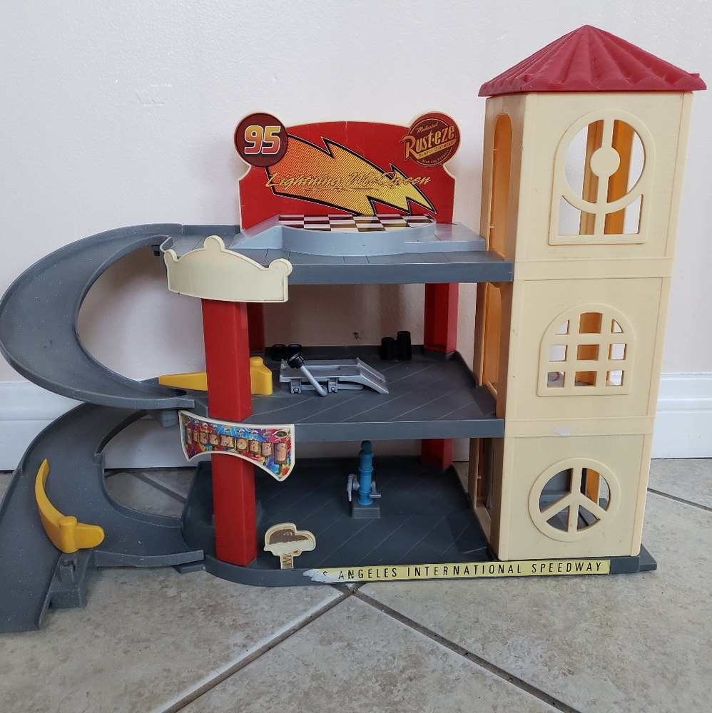 Disney Cars Lightning Mc Queen Parking Structure